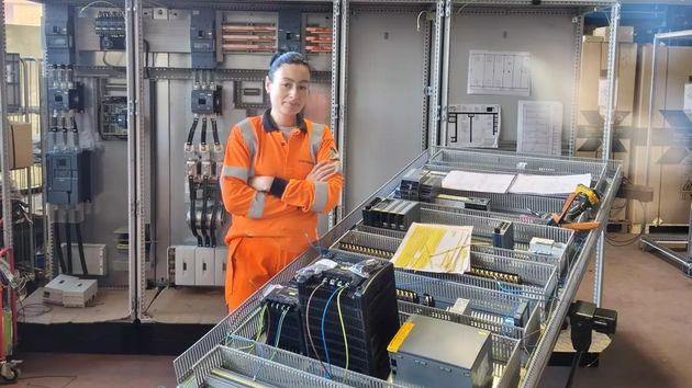 la electricista en su puesto de trabajo