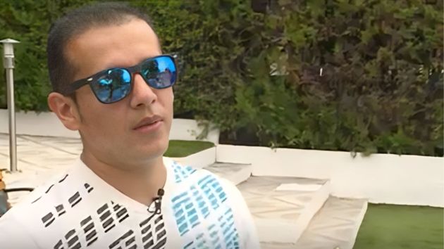 Alex siendo entrevistado.