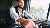 Imagen ilustrativa de un camionero joven