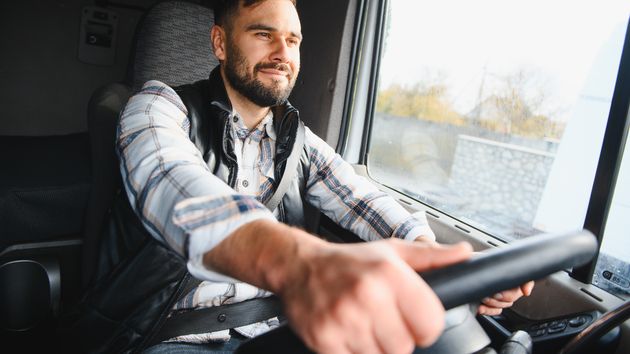 Imagen ilustrativa de un camionero joven