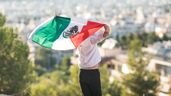 Hombre con bandera mexicana