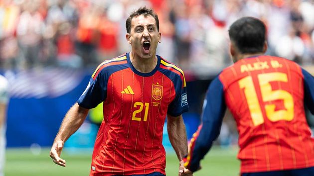 Mikel Oyarzabal celebra un gol