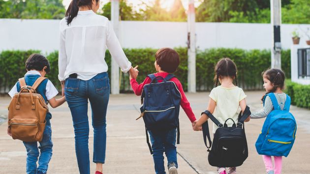 madre con sus hijos