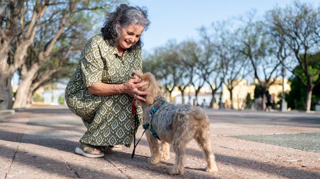 Una mujer con su perro