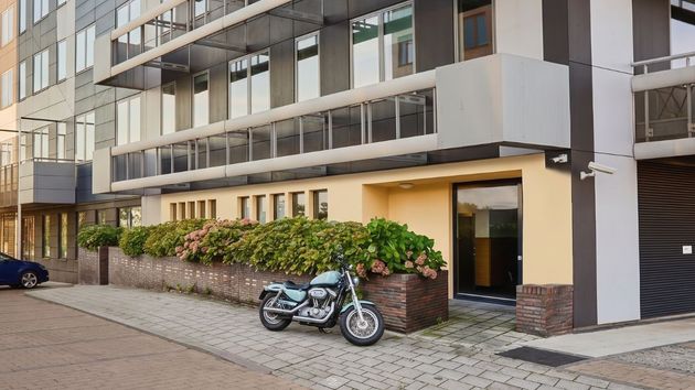 Una moto aparcada en las zonas comunes de un edificio residencial