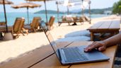 Una persona trabajando en una terraza en la playa