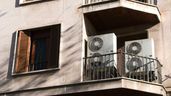 Máquinas de aire acondicionado en la terraza de un piso