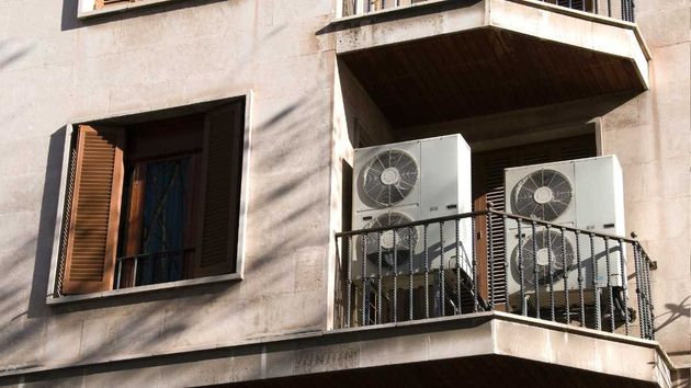 Máquinas de aire acondicionado en la terraza de un piso