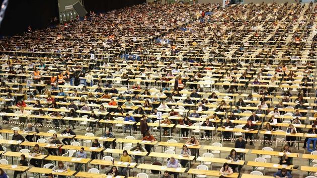 Alumnos examinándose de oposiciones