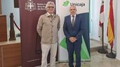 Posado de los protagonistas tras la firma del acuerdo