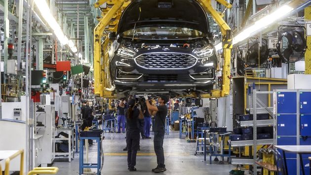 Trabajadores de Ford en una cadena de montaje