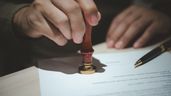 Firma de unos documentos legales