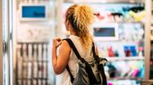 Una mujer, de espaldas, comprando en un centro comercial