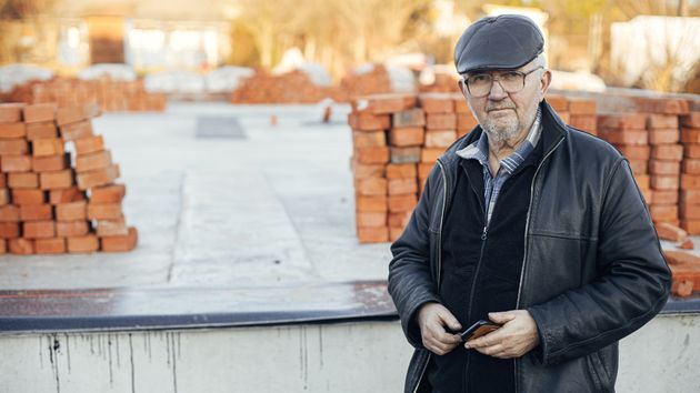 un hombre mayor en una obra
