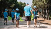 unos niños en un campus