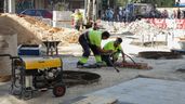 Dos obreros trabajando en una calle de Madrid