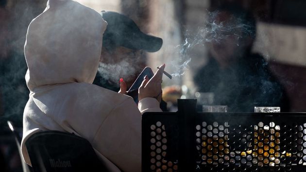 persona fumando terraza