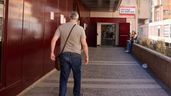 Un hombre se dirige a una oficina del SEPE