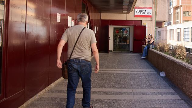 Un hombre se dirige a una oficina del SEPE