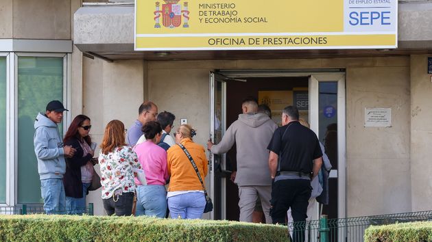 Personas esperando en una oficina del sepe