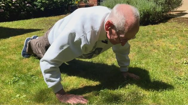 El anciano haciendo flexiones 