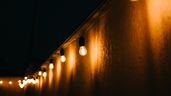 unas bombillas encendidas de noche