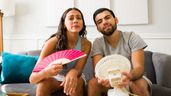 Una pareja con ventilador y abanico