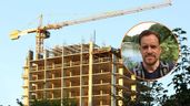 pablo y una grúa en una construcción