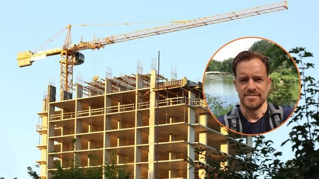 pablo y una grúa en una construcción