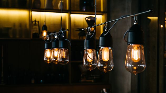unas bombillas encendidas