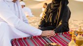 dos personas cogidas de la mano en el desierto