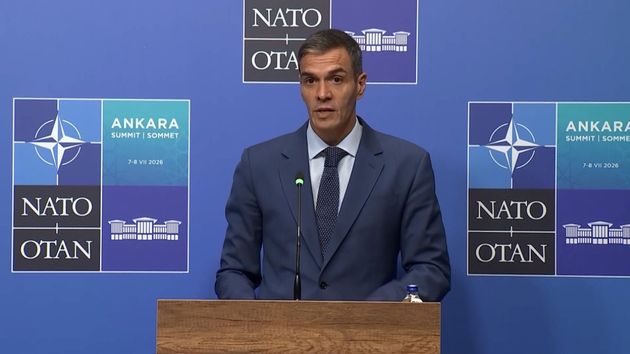 Pedro Sánchez hablando desde un atril
