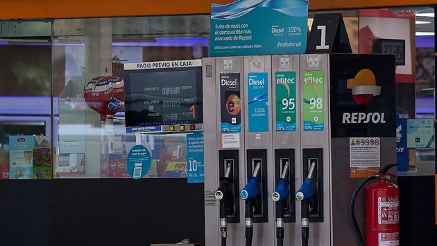 Surtidores de una gasolinera Repsol