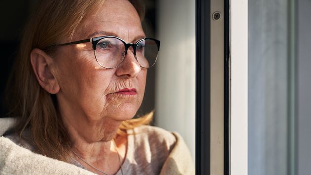 Una mujer aleatoria mirando por la ventana