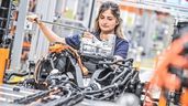 Mujer trabajando en cadena de montaje