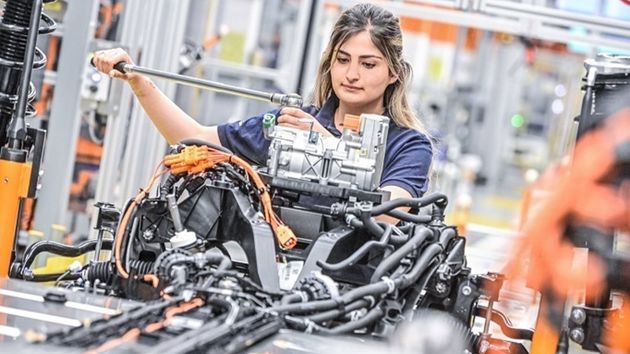 Mujer trabajando en cadena de montaje