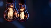 unas bombillas encendidas de noche