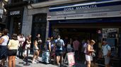 Personas haciendo cola en la administración 'Doña Manolita'