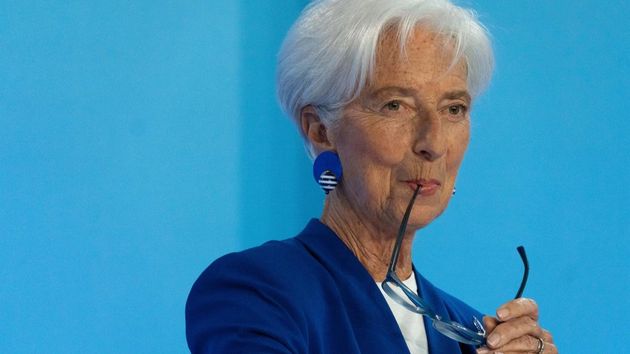 Christine Lagarde mordiendo la patilla de las gafas