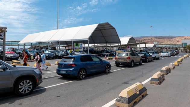 Puerto de Almería con una caravana de coches