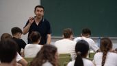 un profesor dando clase en un instituto de secundaria
