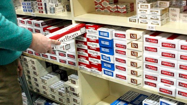 Persona cogiendo tabaco en un estanco