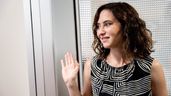Isabel Díaz Ayuso saludando