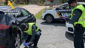 unos agentes de la guardia civil comprobando la gasolina