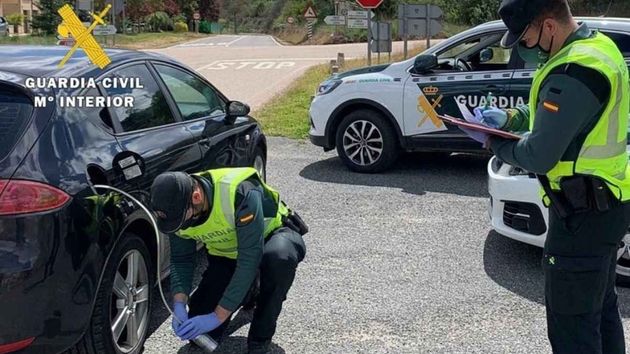 unos agentes de la guardia civil comprobando la gasolina