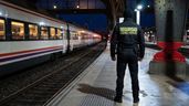 Un vigilante en una estación de tren