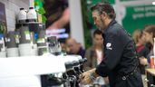 Un camarero al azar prepara café en un bar
