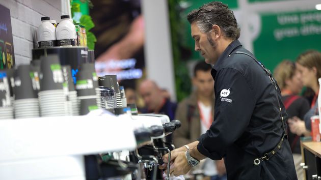 Un camarero al azar prepara café en un bar
