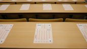 Varios exámenes de oposición colocado en un aula