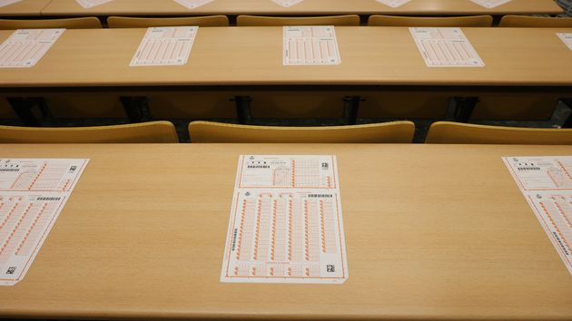 Varios exámenes de oposición colocado en un aula